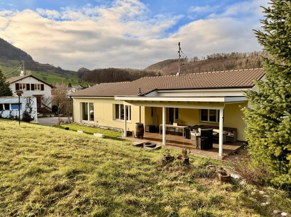 Wohnen im Grünen: Charmantes 1.5 ZImmer Einfamilienhaus mit grossem Grundstück 1