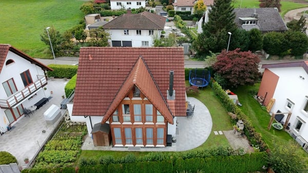 Platz für die ganze Familie! Charmantes Haus mit Garten in Dällikon 2