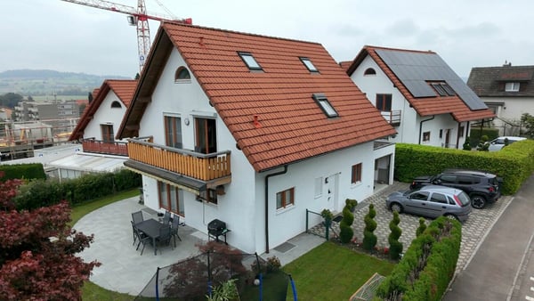 Platz für die ganze Familie! Charmantes Haus mit Garten in Dällikon 3
