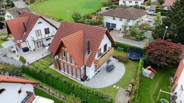 Platz für die ganze Familie! Charmantes Haus mit Garten in Dällikon 1