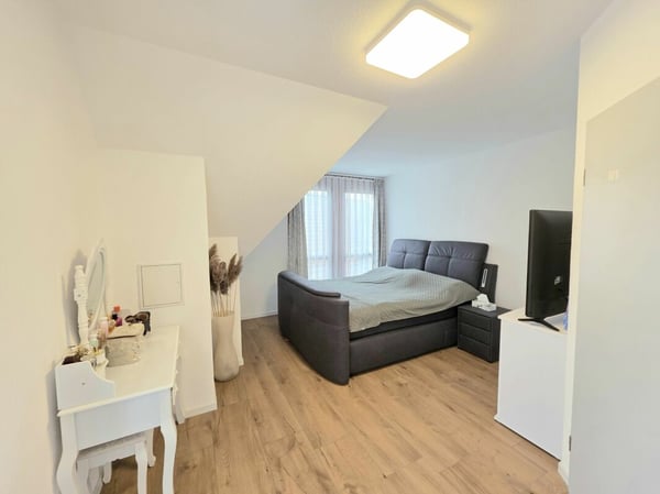 Platz für die ganze Familie! Charmantes Haus mit Garten in Dällikon 9