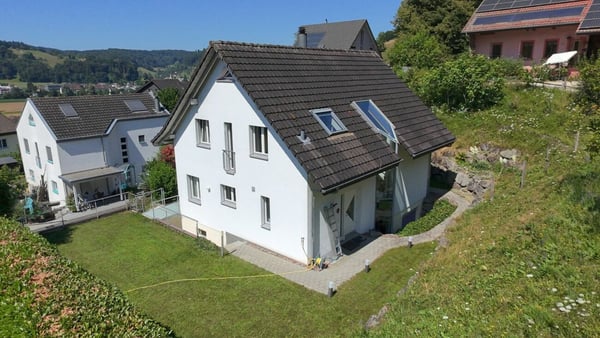 2.5 Zimmer Einfamilienhaus mit viel Platz für die ganze Familie 2