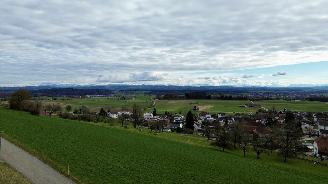 Reserviert - Sonniges Panorama-Grundstück in erhöhter Lage mit Alpenblick