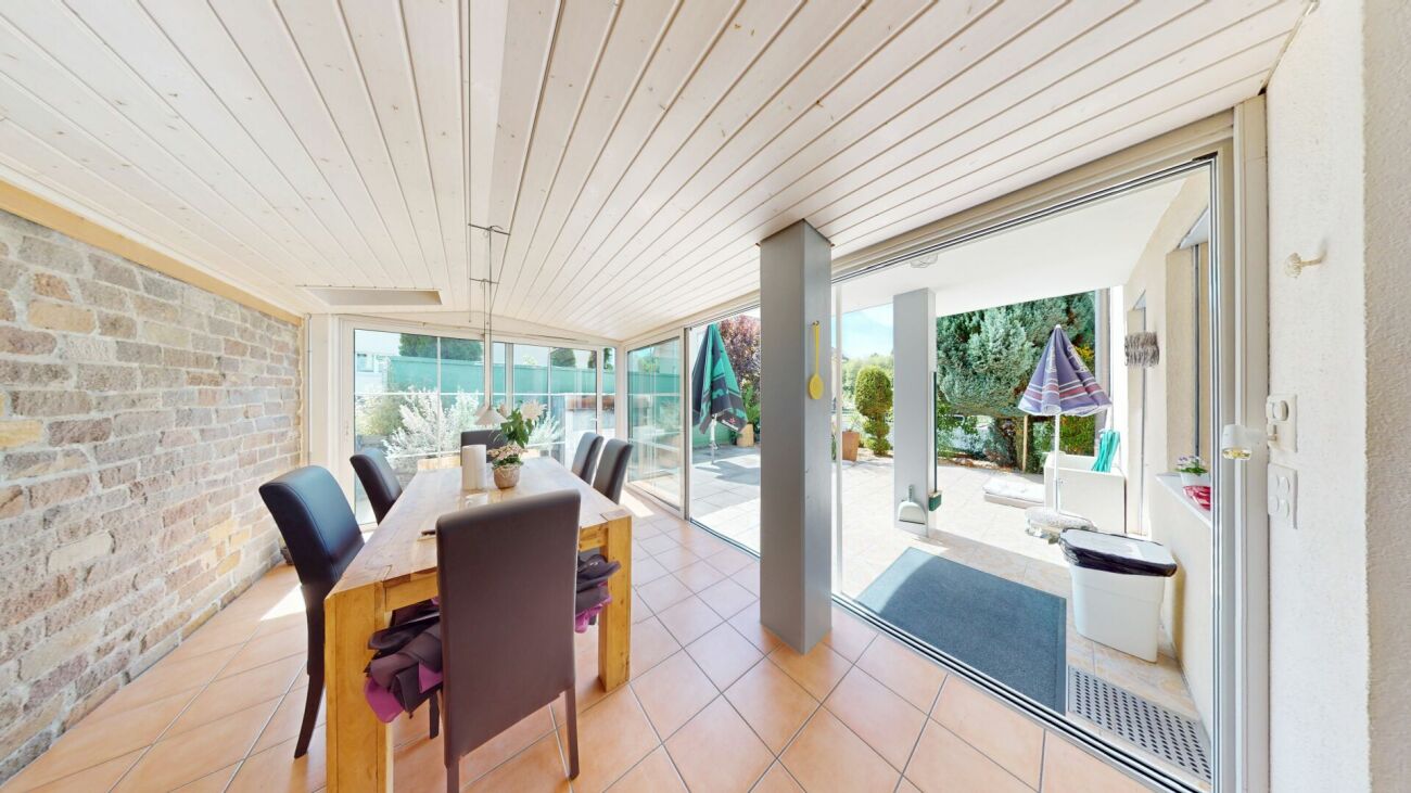 Maison mitoyenne exclusive de 6,5 pièces avec jardin d'hiver ensoleillé et beaucoup de confort de vie