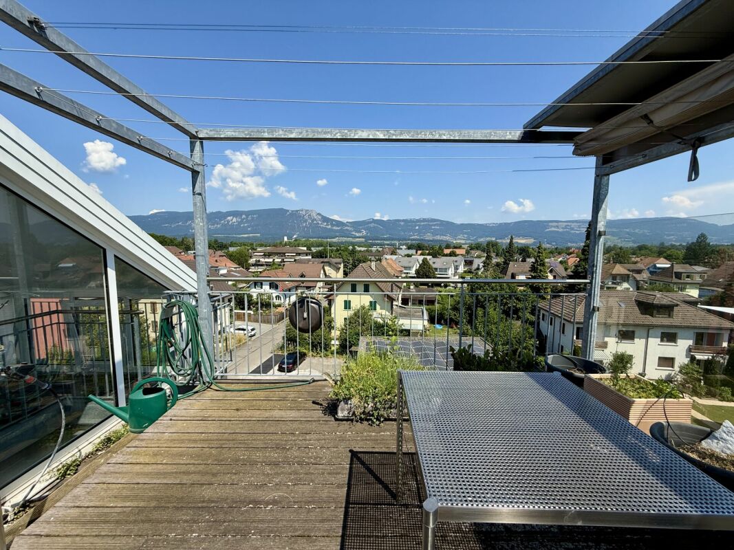 Mehrfamilienhaus mit Gewerbeanteil und PV-Anlage in der Kernzone