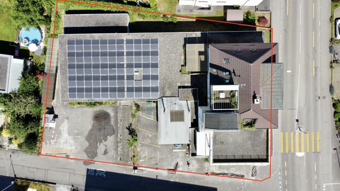 Mehrfamilienhaus mit Gewerbeanteil und PV-Anlage in der Kernzone
