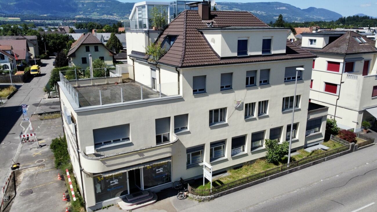 Mehrfamilienhaus mit Gewerbeanteil und PV-Anlage in der Kernzone