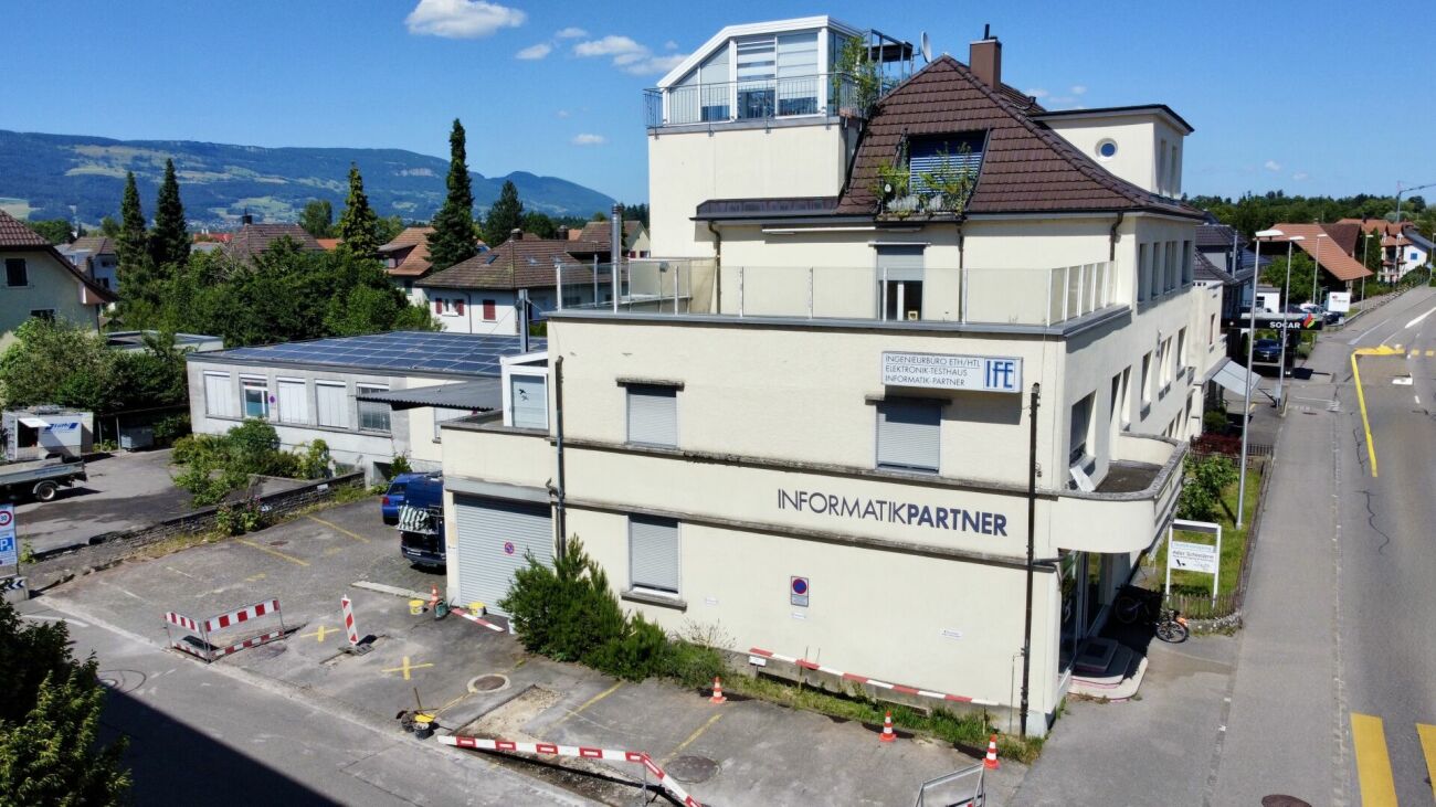 Mehrfamilienhaus mit Gewerbeanteil und PV-Anlage in der Kernzone