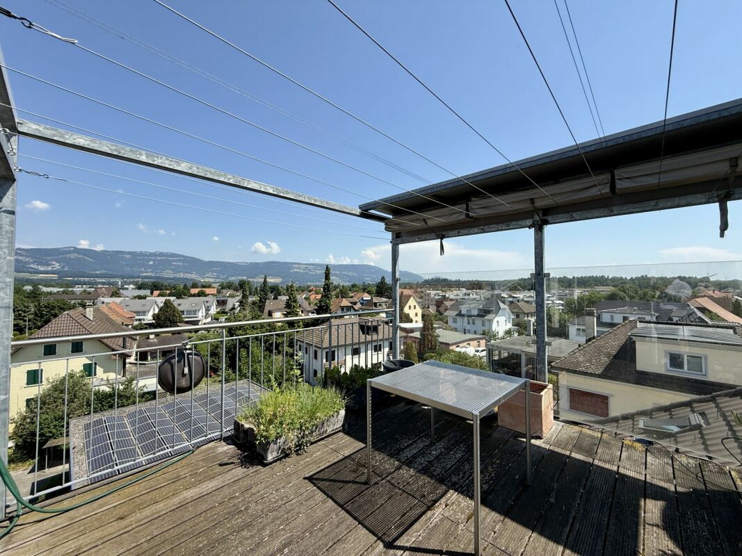 Mehrfamilienhaus mit Gewerbeanteil und PV-Anlage in der Kernzone