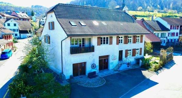 Einfamilienhaus mit Einliegerwohnung und langfristigem Renditepotenzial in Tenniken!
