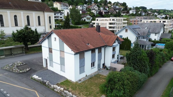 Exklusives 8-Zimmer-Einfamilienhaus mit Einliegerwohnung, grossem Garten und Werkstattgarage in ländlicher Lage 3