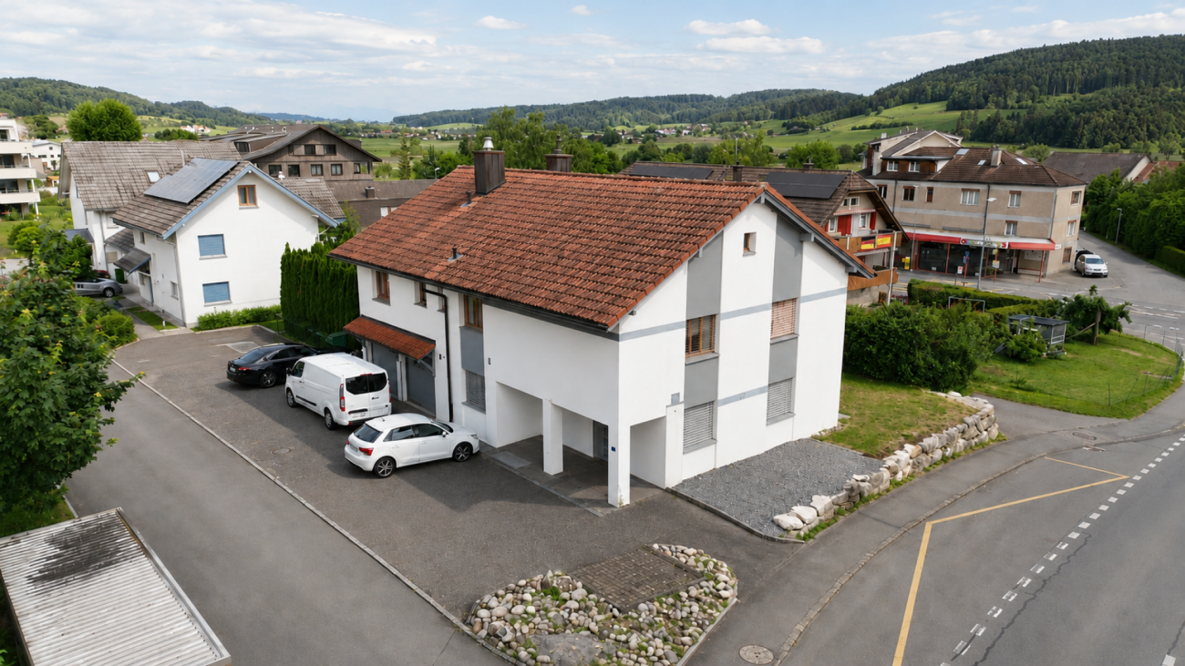 Exklusives 8-Zimmer-Einfamilienhaus mit Einliegerwohnung, grossem Garten und Werkstattgarage in ländlicher Lage