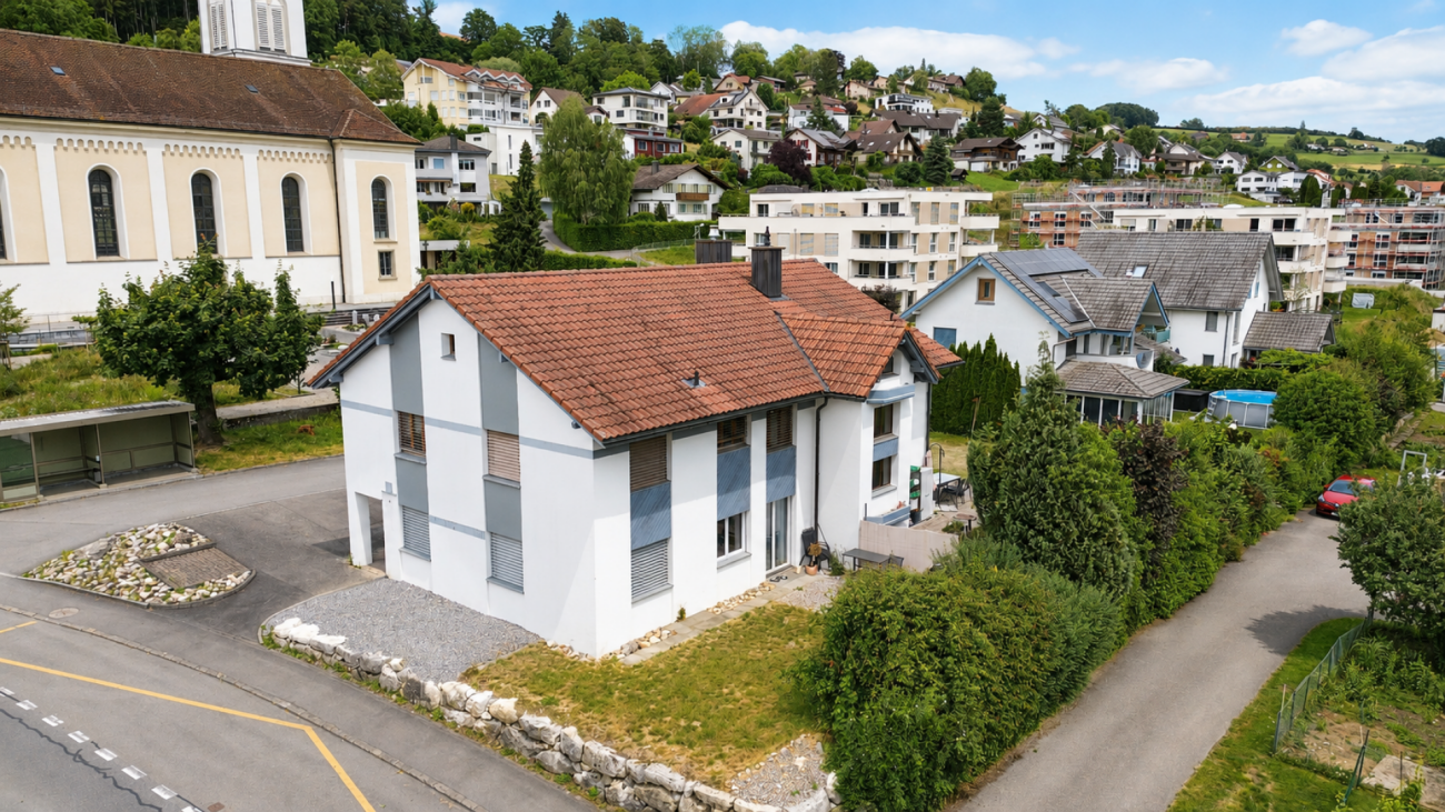 Exklusives 8-Zimmer-Einfamilienhaus mit Einliegerwohnung, grossem Garten und Werkstattgarage in ländlicher Lage