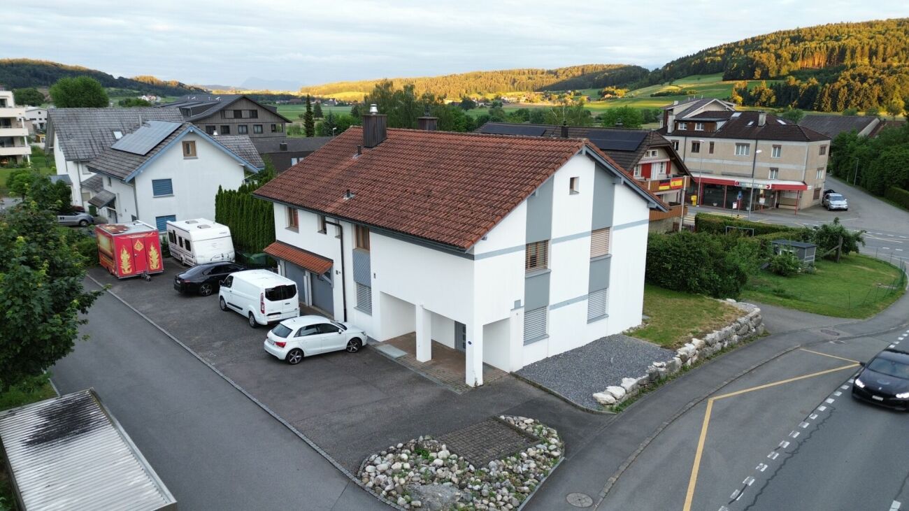 Immobilie in Dagmersellen - Exklusives 8-Zimmer-Einfamilienhaus mit Einliegerwohnung, grossem Garten und Werkstattgarage in ländlicher Lage - Bild 1