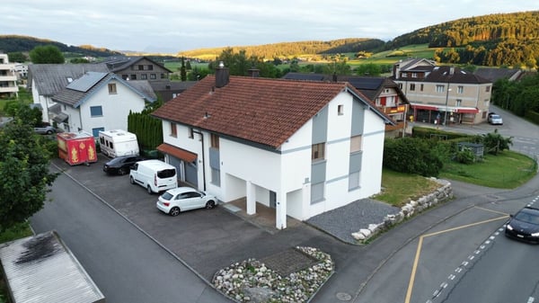 Exklusives 8-Zimmer-Einfamilienhaus mit Einliegerwohnung, grossem Garten und Werkstattgarage in ländlicher Lage 2