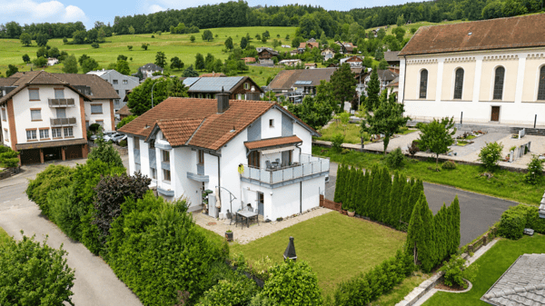 Exklusives 8-Zimmer-Einfamilienhaus mit Einliegerwohnung, grossem Garten und Werkstattgarage in ländlicher Lage 1