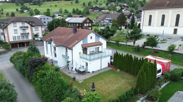 Exklusives 8-Zimmer-Einfamilienhaus mit Einliegerwohnung, grossem Garten und Werkstattgarage in ländlicher Lage 1
