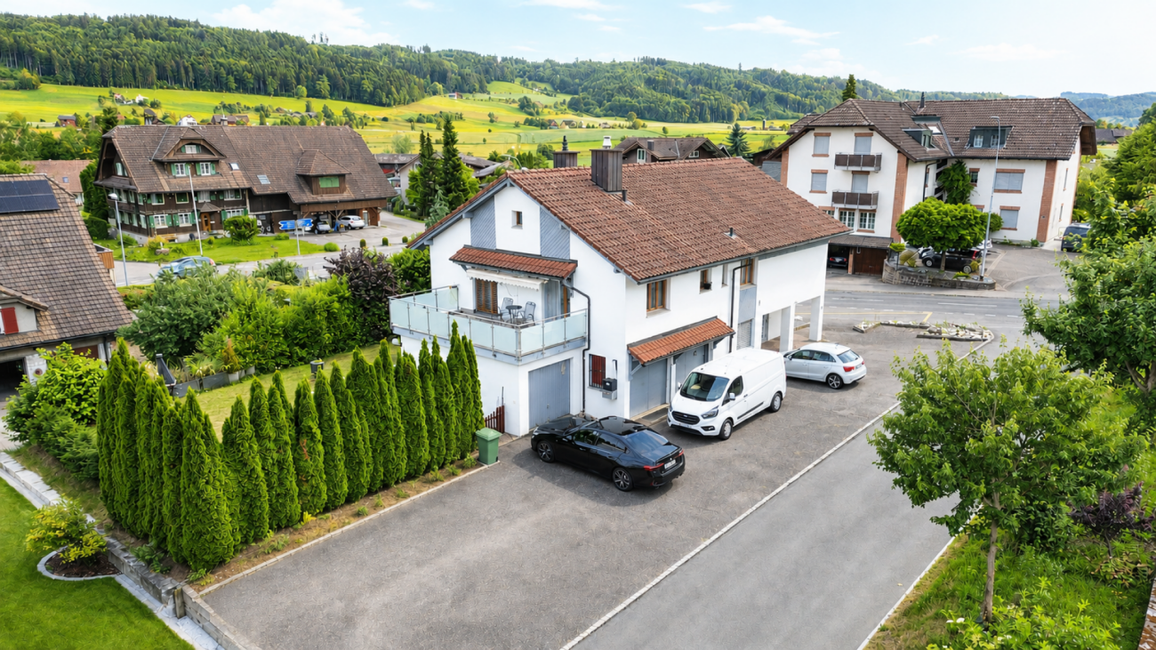 Exklusives 8-Zimmer-Einfamilienhaus mit Einliegerwohnung, grossem Garten und Werkstattgarage in ländlicher Lage