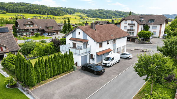 Exklusives 8-Zimmer-Einfamilienhaus mit Einliegerwohnung, grossem Garten und Werkstattgarage in ländlicher Lage 2
