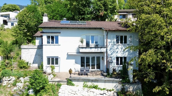 Modernisiertes 5.5-Zimmer EFH mit Pool und Panoramasicht 2