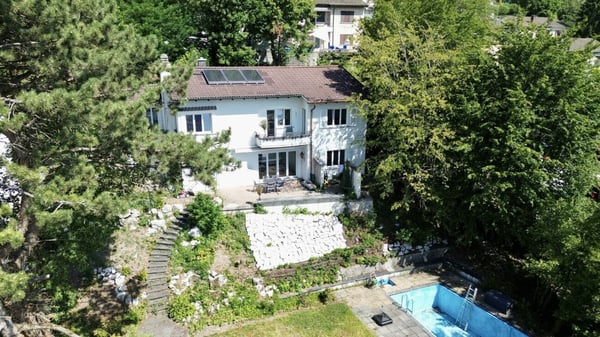 Modernisiertes 5.5-Zimmer EFH mit Pool und Panoramasicht 1