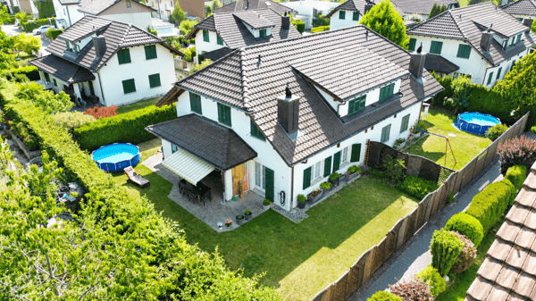 Charmantes 5.5-Zimmer Doppeleinfamilienhaus mit traumhaftem Garten & 3 Tiefgaragenparkplätzen in Wohlen AG 1