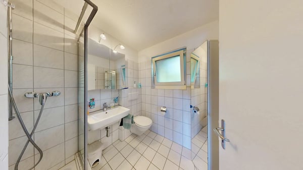 Exklusive 7.5-Zimmer-Wohnung in Greppen - Wohnen mit See- und Bergblick 14