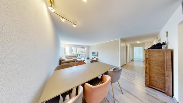 Exklusive 7.5-Zimmer-Wohnung in Greppen - Wohnen mit See- und Bergblick 7