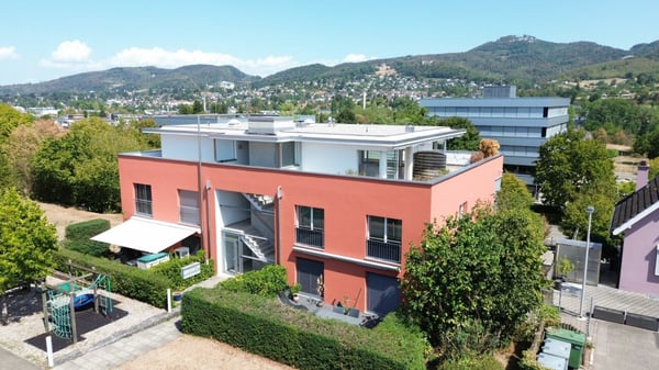 Sofort bezugsbereit - helle Attikawohnung in Aesch BL