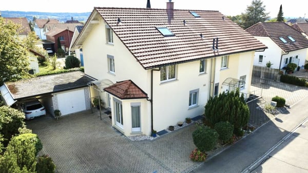 Grosszügiges 7.5-Zimmer Doppel-Einfamilienhaus in Bellach! 12