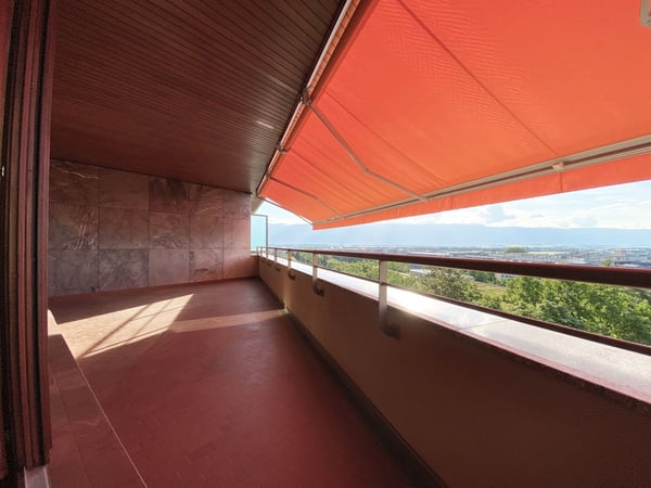 RARE: very large 1.5-room apartment located in an exclusive private residence 2