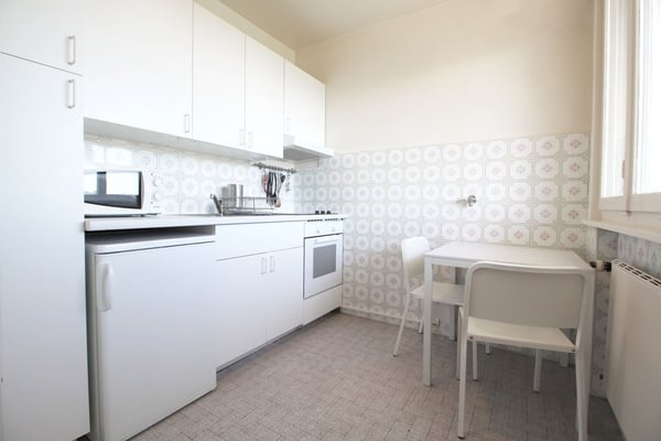 RARE: Lovely 1.5-Room furnished apartment overlooking Geneva/Charmant appartement avec vue de Genève 4