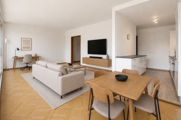 RARE: unique 4.5 room apartment in a private residence/spacieux 4.5 pièces dans une résidence privée 4