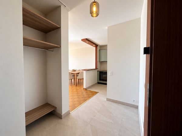 Rénové, lumineux, avec vue panoramique – Fully renovated, bright, overlooking Geneva 8