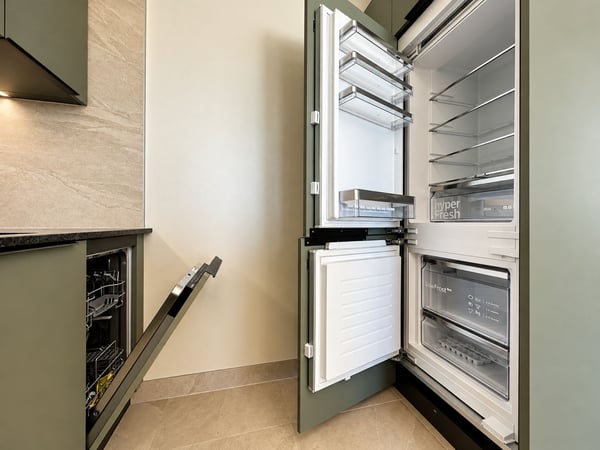 Rénové, lumineux, avec vue panoramique – Fully renovated, bright, overlooking Geneva 5