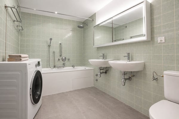 RARE: unique 4.5 room apartment in a private residence/spacieux 4.5 pièces dans une résidence privée 6
