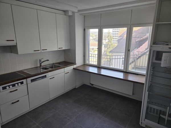 Grosszügige Wohnung im Kreis 2, befristet bis 31.03.2028 2