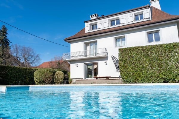 Superbe villa avec piscine et terrain constructible aux portes de Genève 1