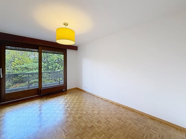 Spacious 5-Room Apartment with Indoor Pool Access in Florissant, Geneva 8