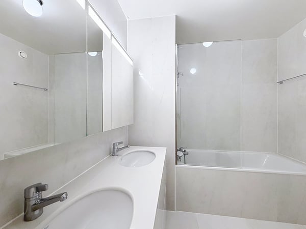 Spacious 5-Room Apartment with Indoor Pool Access in Florissant, Geneva 12