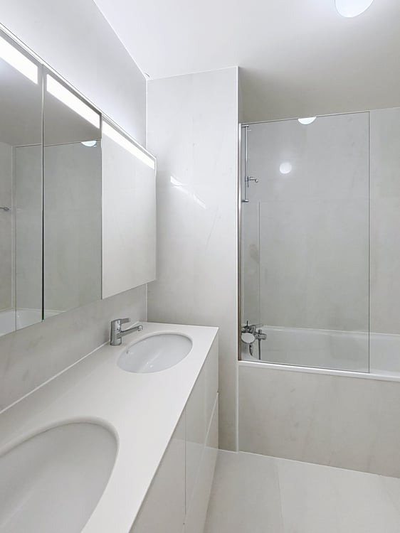 Spacious 5-Room Apartment with Indoor Pool Access in Florissant, Geneva 10