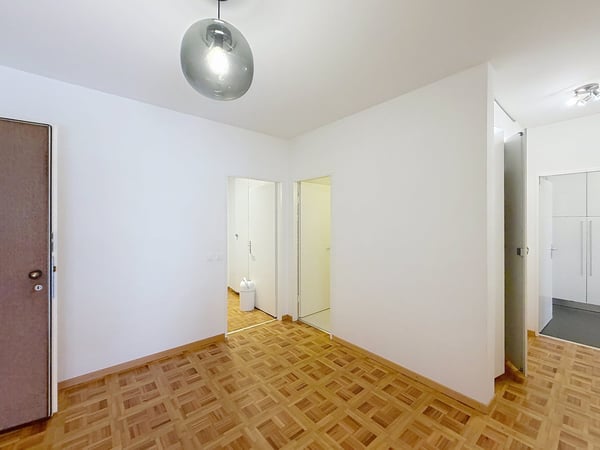 Spacious 5-Room Apartment with Indoor Pool Access in Florissant, Geneva 9