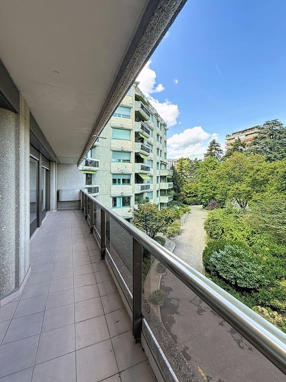 Spacious 5-Room Apartment with Indoor Pool Access in Florissant, Geneva 13