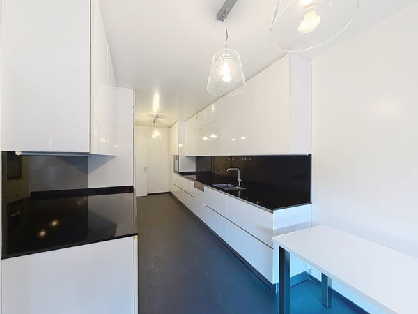 Spacious 5-Room Apartment with Indoor Pool Access in Florissant, Geneva 4