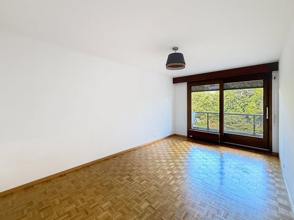 Spacious 5-Room Apartment with Indoor Pool Access in Florissant, Geneva 7