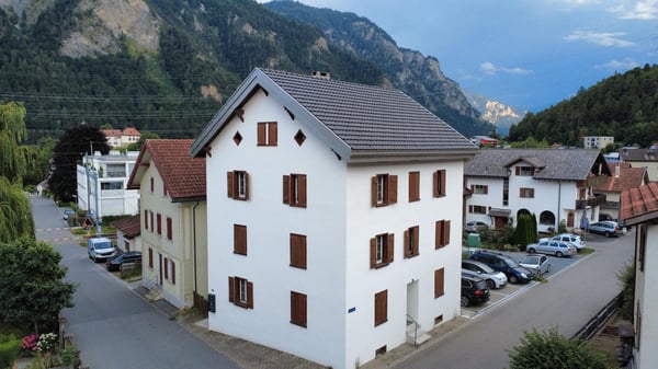 Kernsaniertes Mehrfamilienhaus mit 4 Einheiten in Rhäzüns - Attraktive Kapitalanlage in Graubünden 1