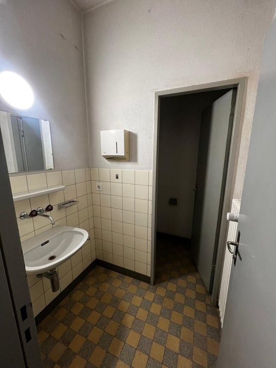 Grosszügiges Ladenlokal an zentraler Lage 10