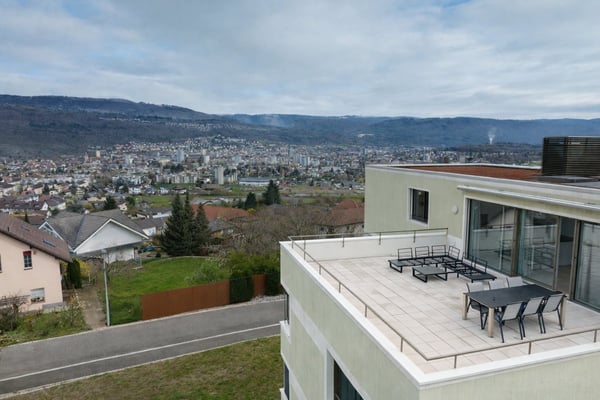 Moderne Attikawohnung mit unüberbaubarer Aussicht bis zum Bielersee 13