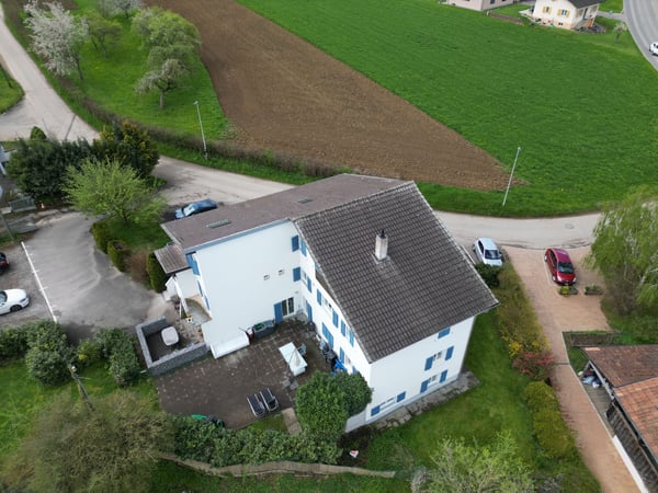 Immeuble très bien entretenu - Appartements tout rénovés - proche autoroute et gare 8