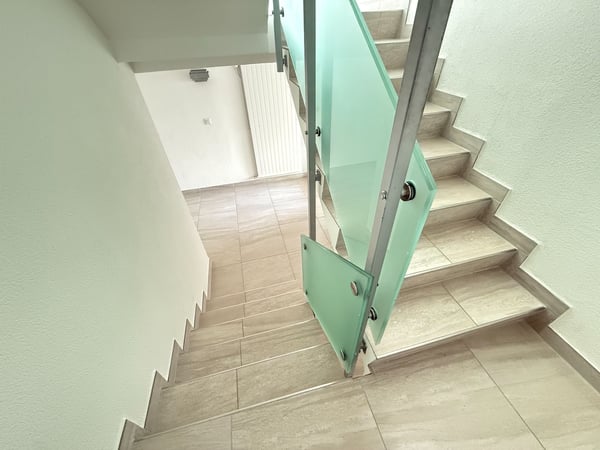 Immeuble très bien entretenu - Appartements tout rénovés - proche autoroute et gare 12